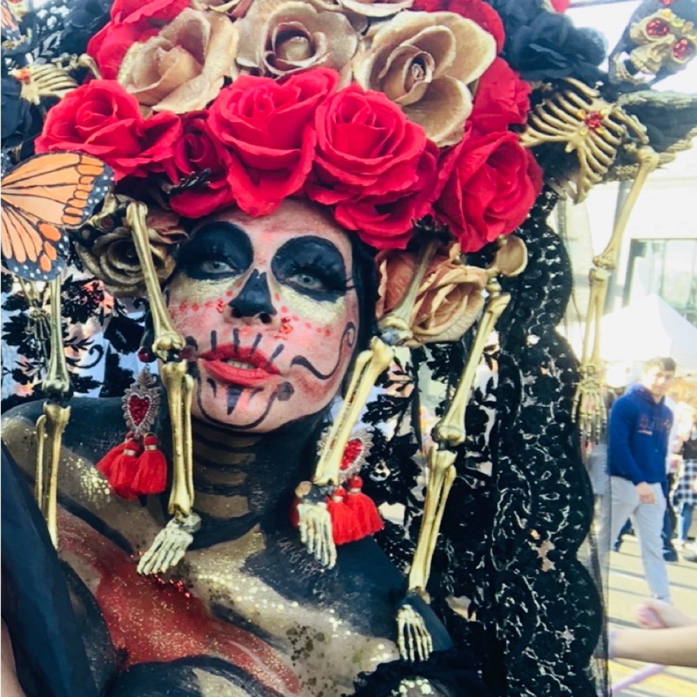 headpiece she has Gold and Red Roses the veil is black and gold lace